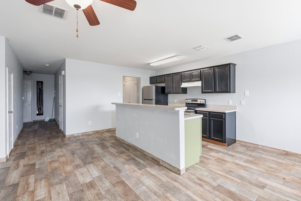2322 Kingsway Drive - Photo 3