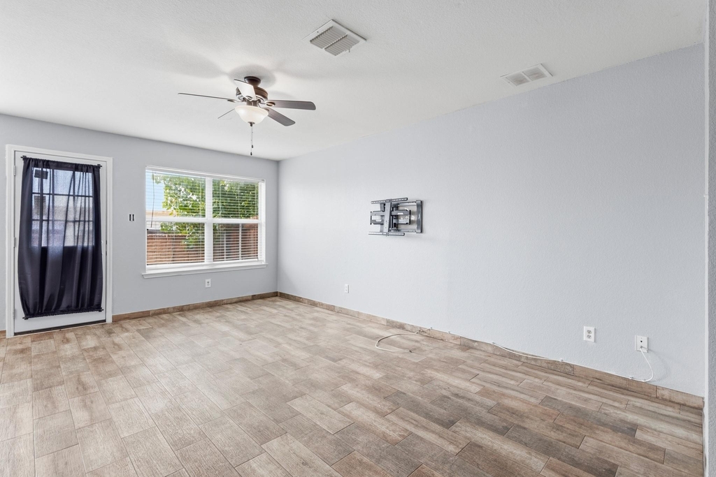 2322 Kingsway Drive - Photo 9