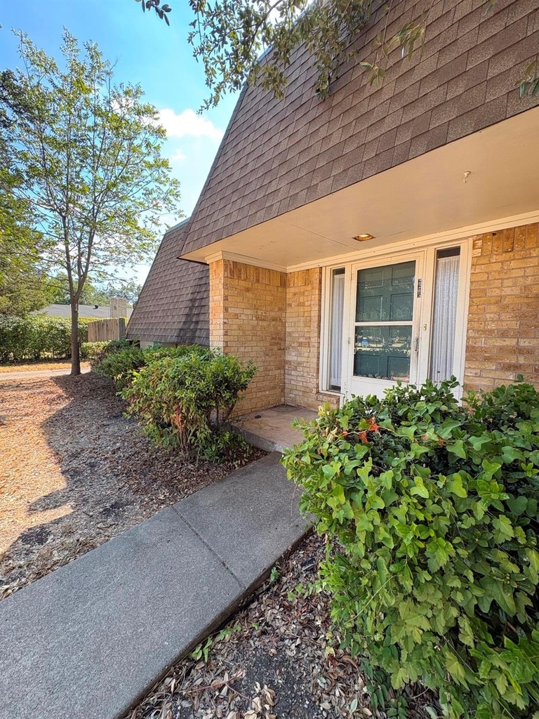 2205 Bowling Green Street - Photo 0
