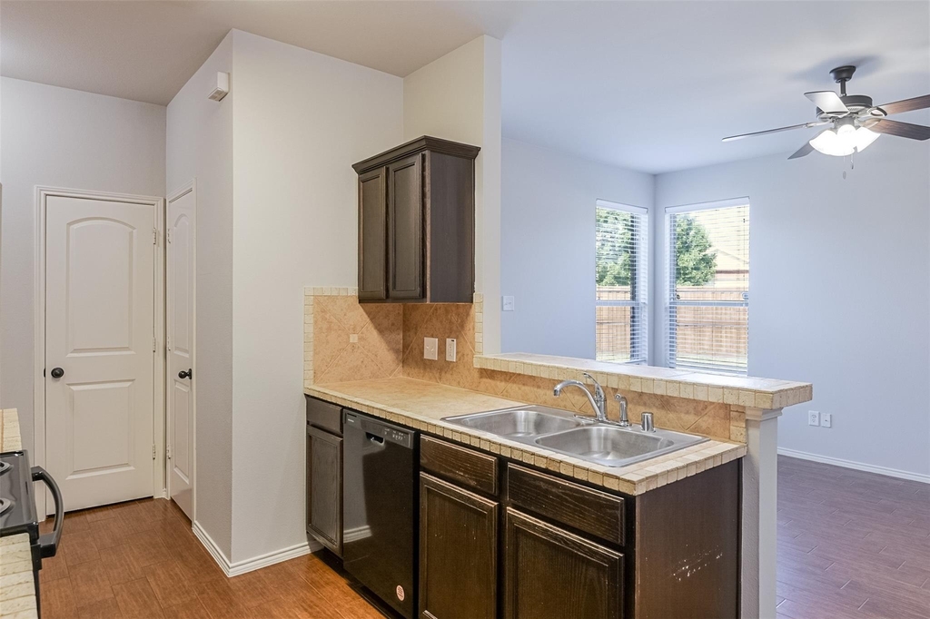 2515 Sedona Street - Photo 2