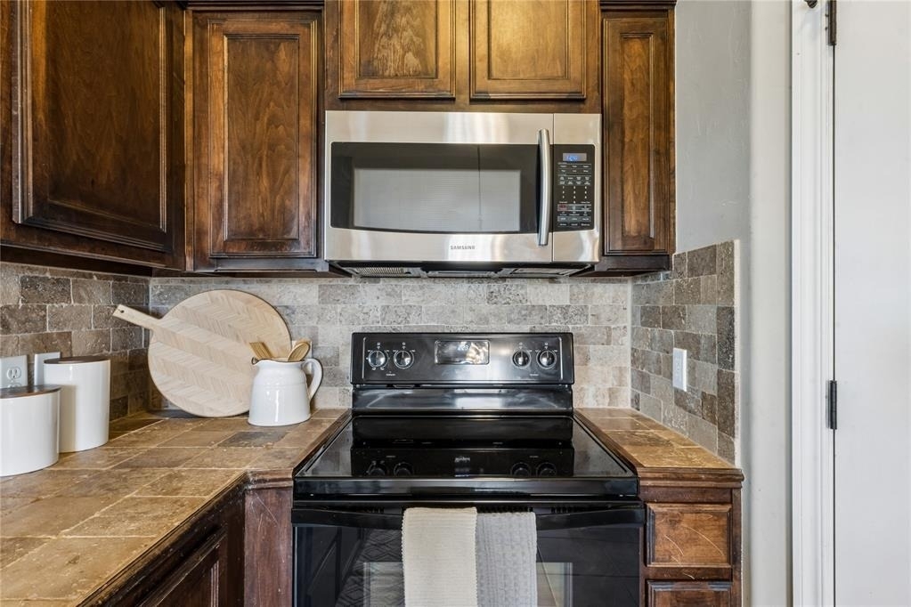 18220 Scarborough Drive - Photo 11