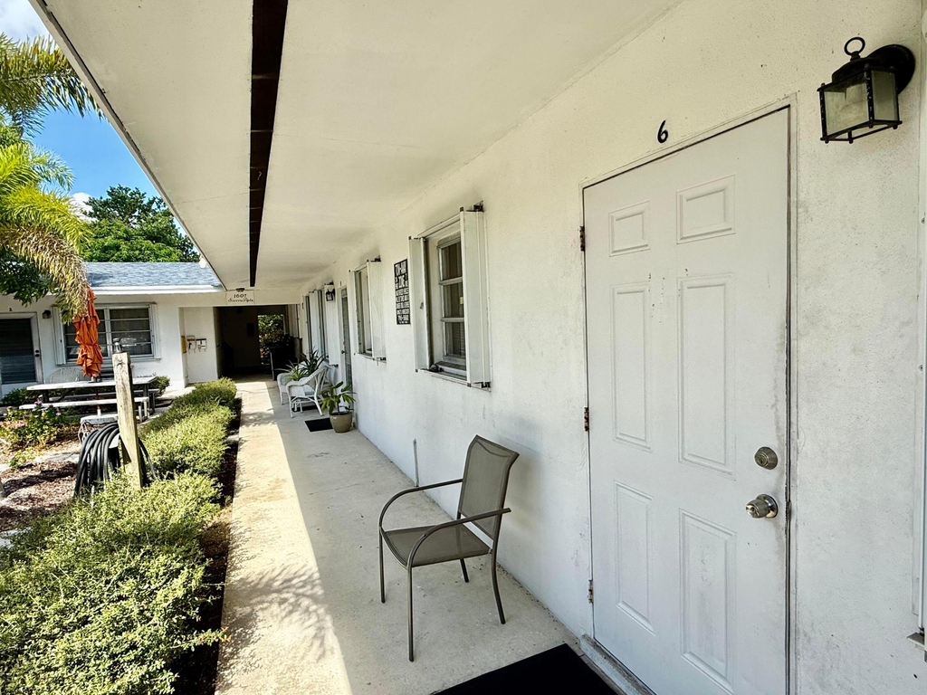 1607 Holly Street - Photo 0