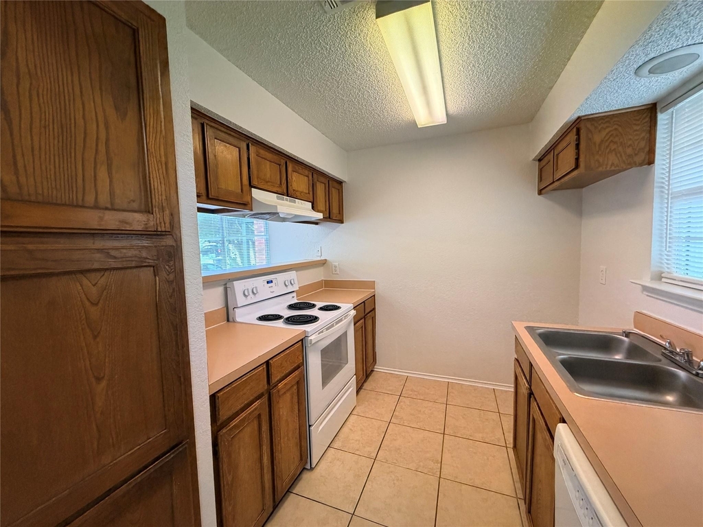 2410 Summer Place Drive - Photo 5