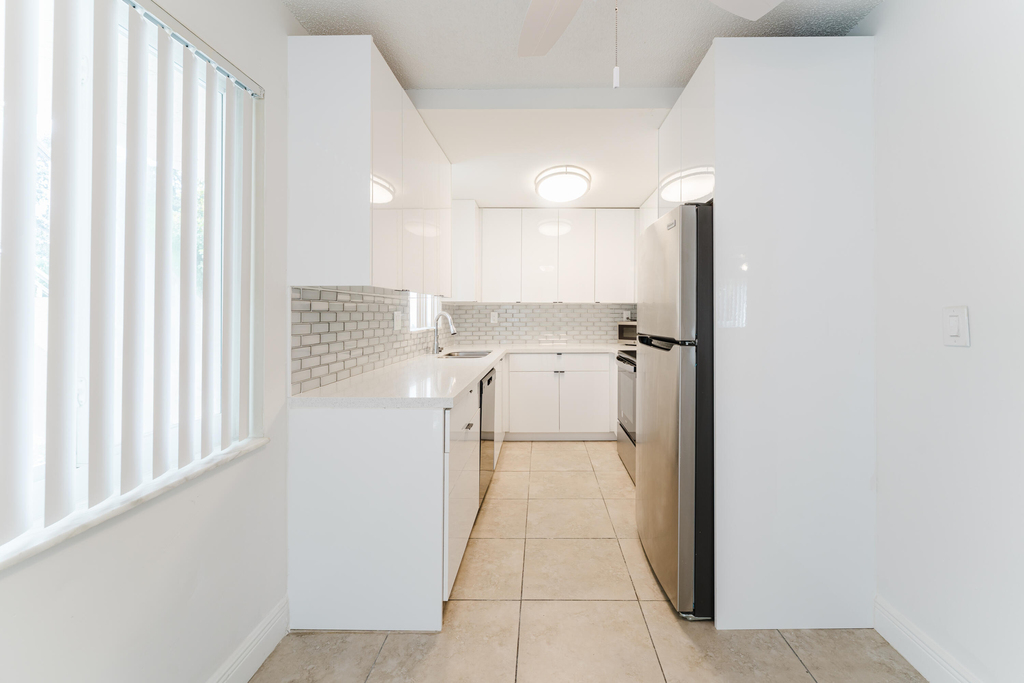 1220 Nw 16th Avenue - Photo 4