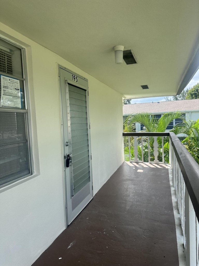 195 Windsor I - Photo 17