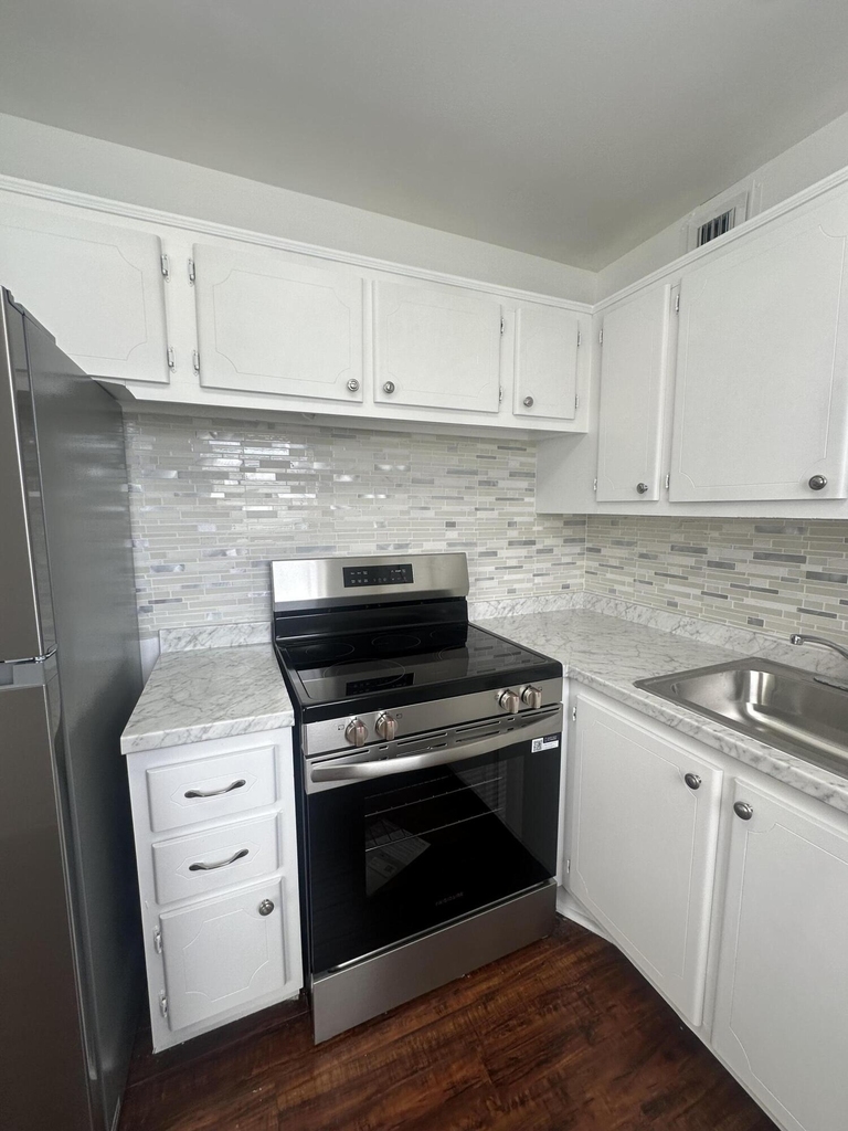195 Windsor I - Photo 2