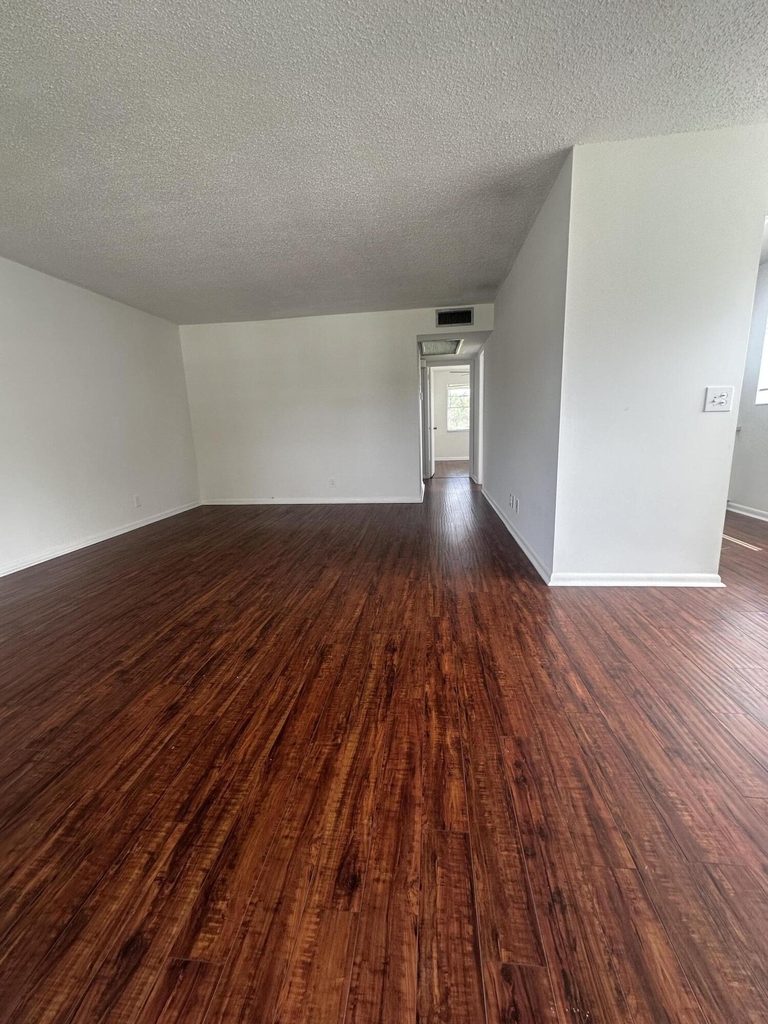 195 Windsor I - Photo 6
