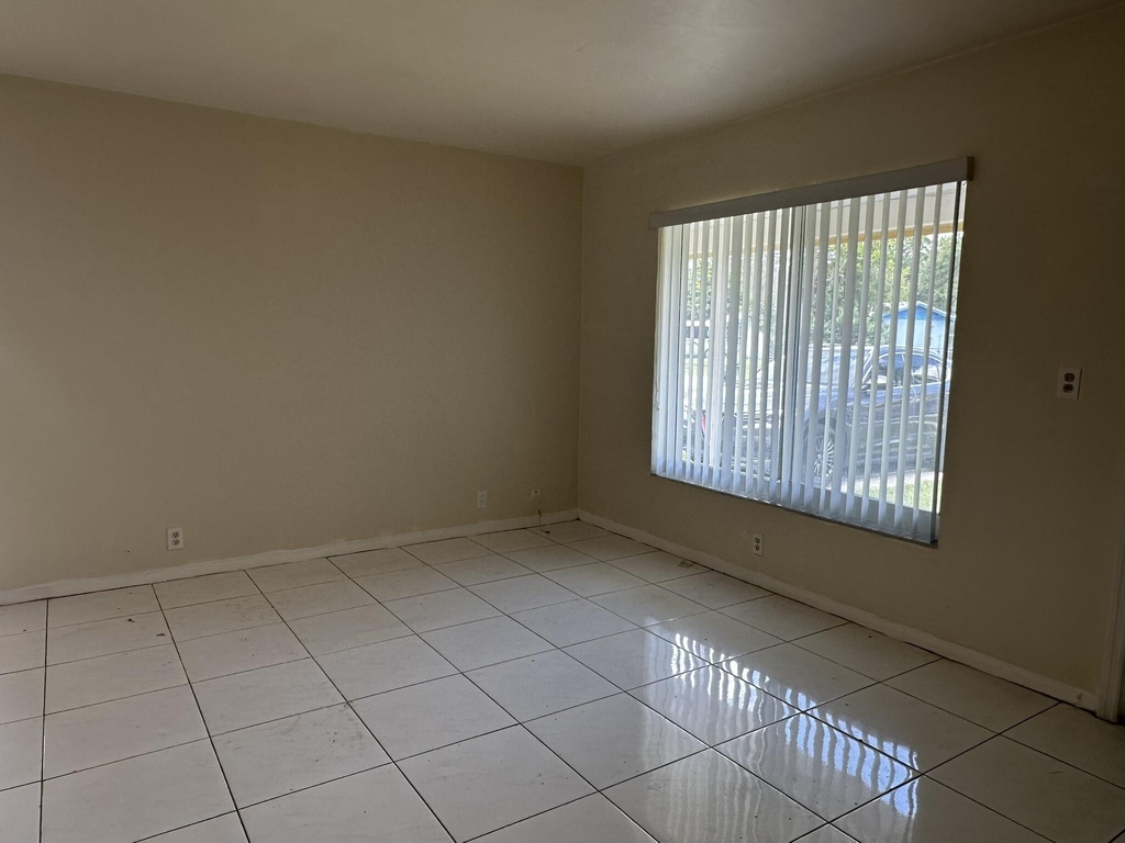 1316 Nw 15th Place Nw - Photo 2