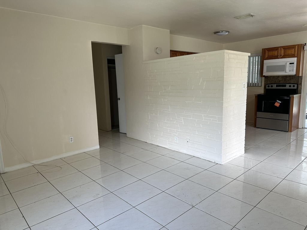 1316 Nw 15th Place Nw - Photo 1