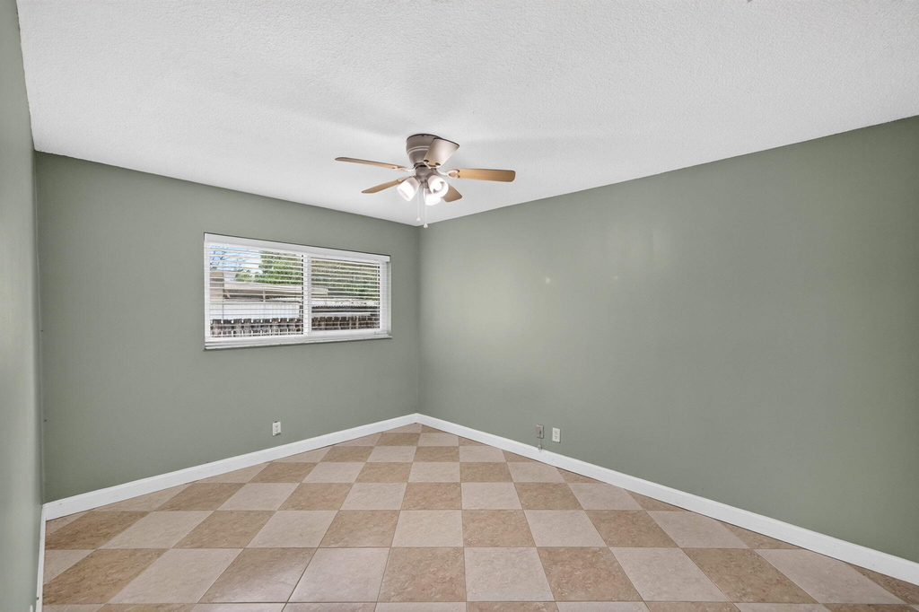 241 Nw 49th Street - Photo 15