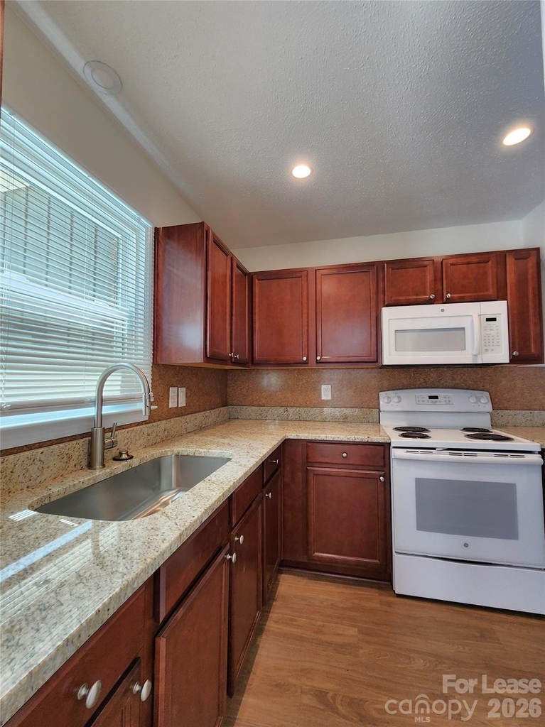 406 E 18th Street - Photo 4