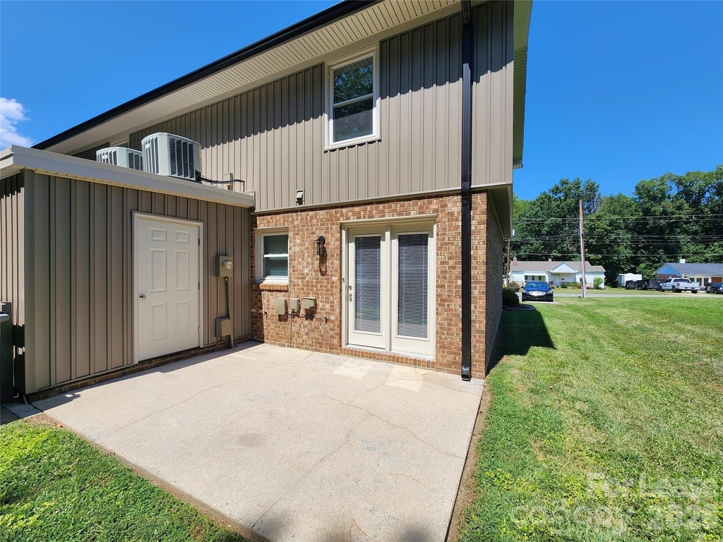 406 E 18th Street - Photo 15