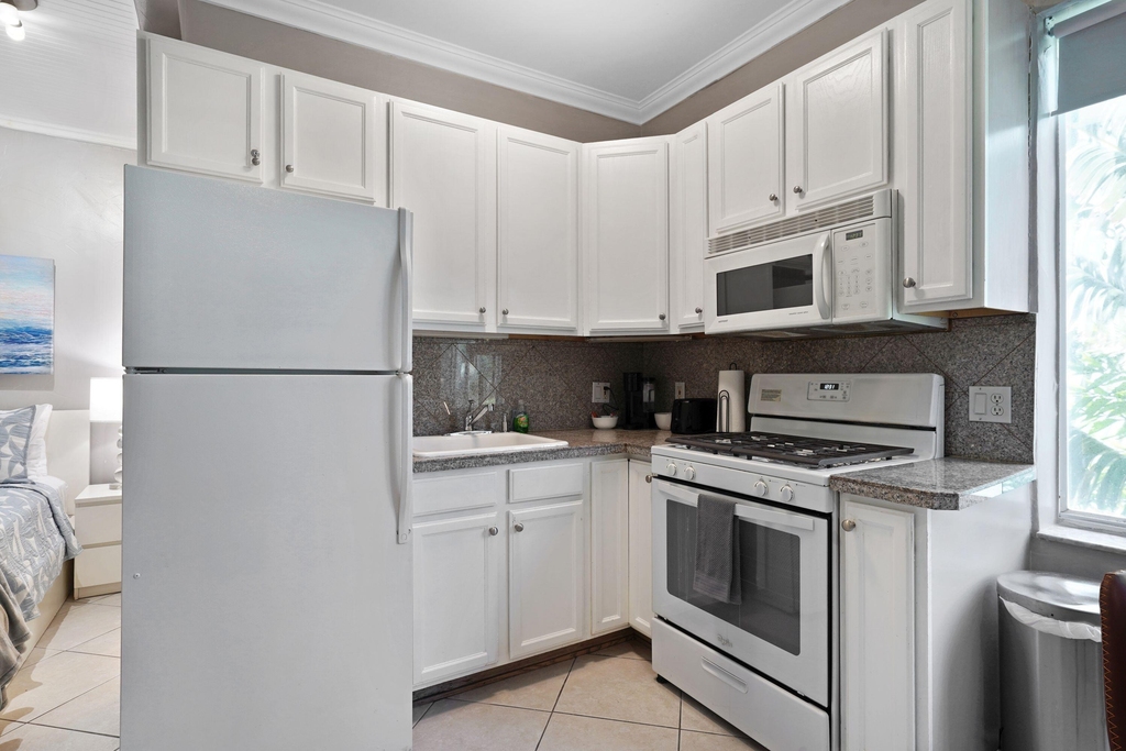 3710 Collins Avenue - Photo 3