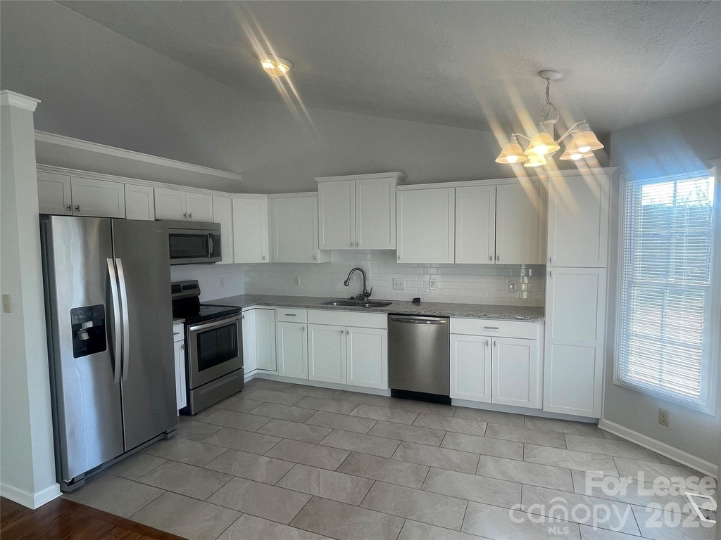 1444 Farmington Hills Drive - Photo 5