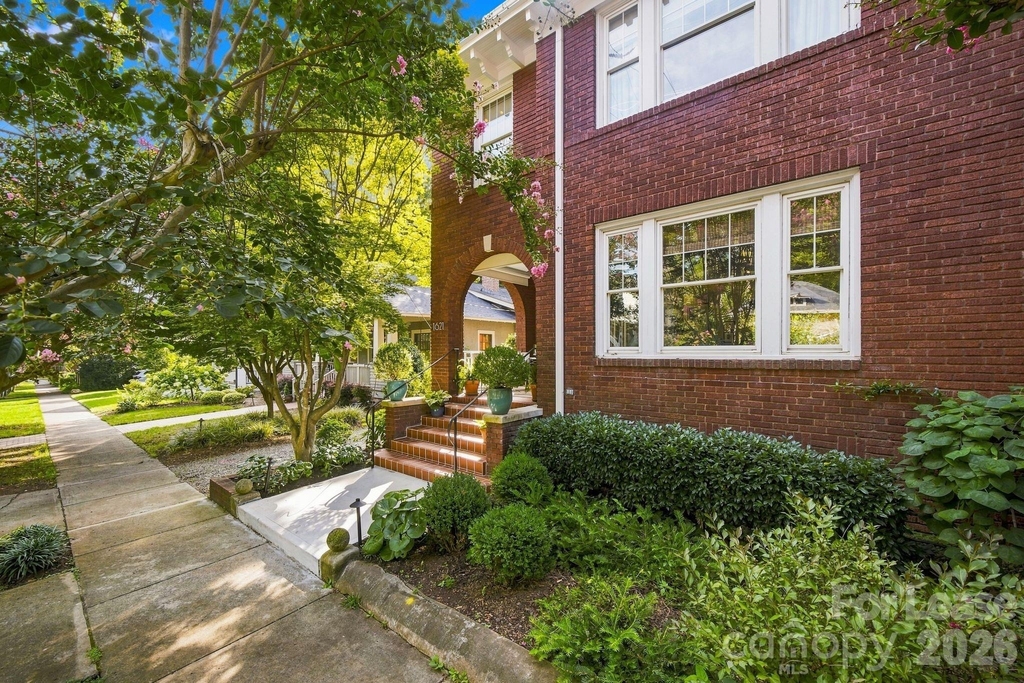 1621 Lyndhurst Avenue - Photo 1