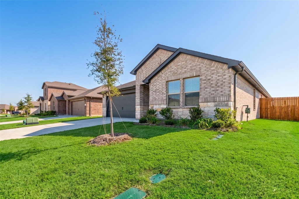 2025 Hearn Drive - Photo 2