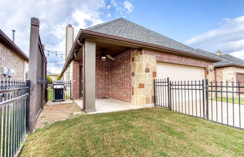 8609 Dewland Drive - Photo 3