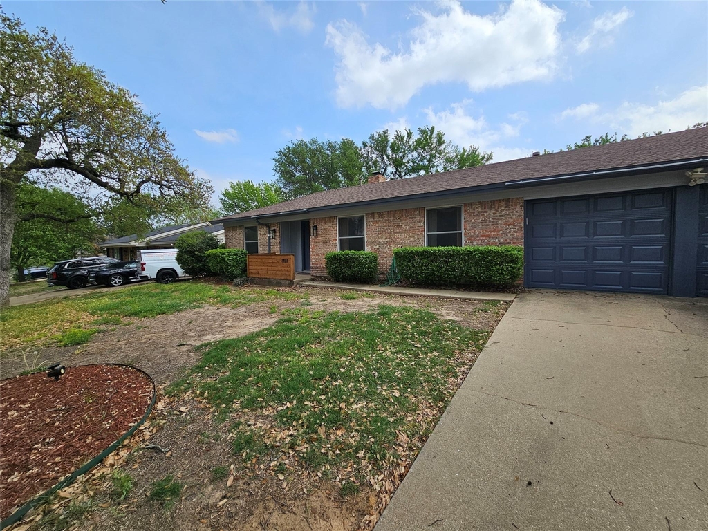 1109 W Redbud Drive - Photo 0