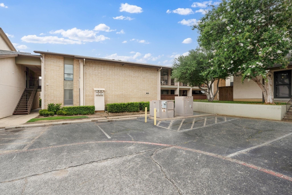 12824 Midway Road - Photo 29