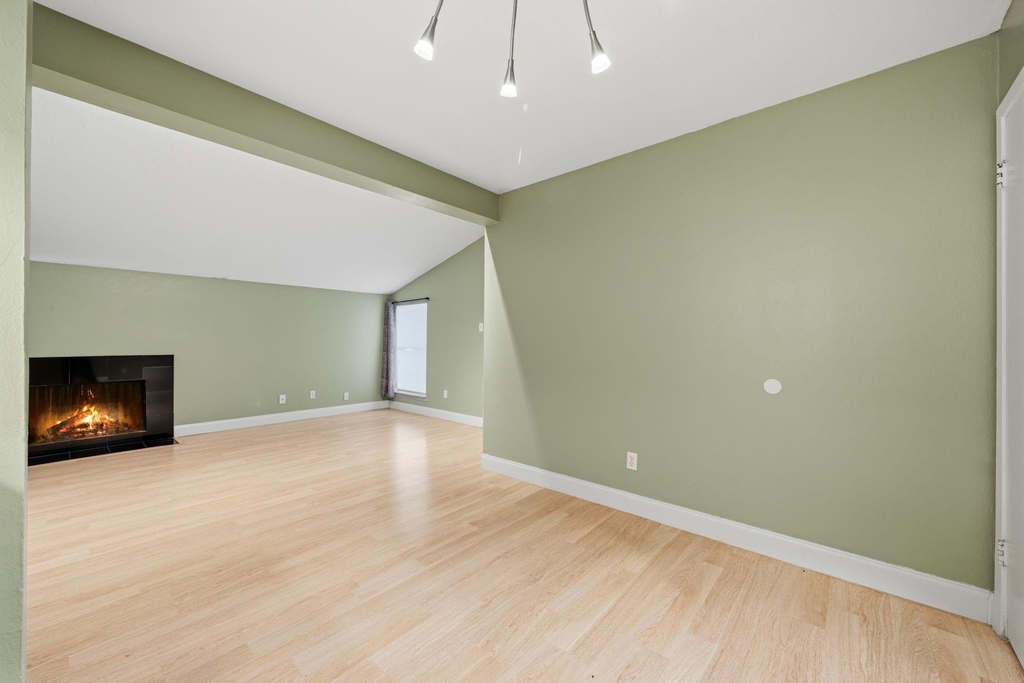12824 Midway Road - Photo 9