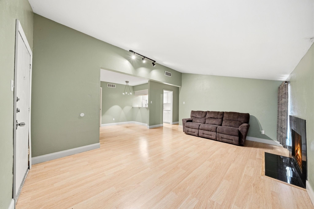 12824 Midway Road - Photo 3
