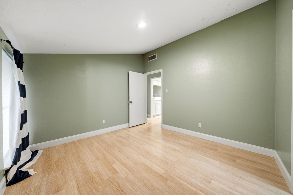 12824 Midway Road - Photo 19