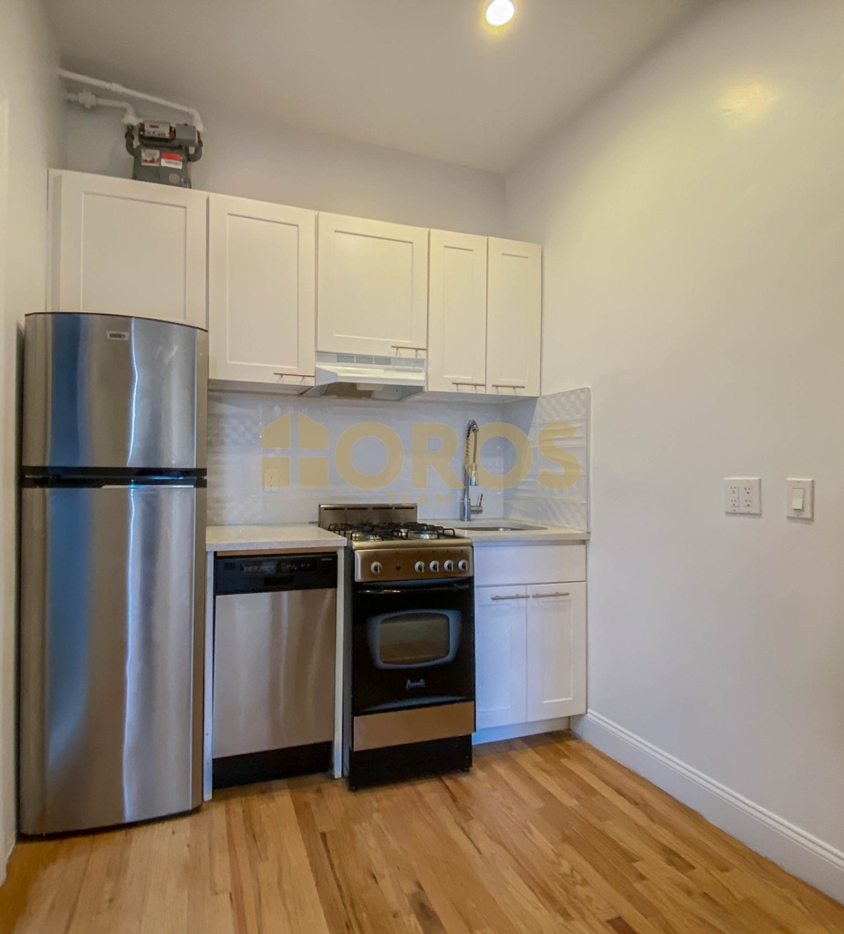 700 East 9th Street - Photo 2