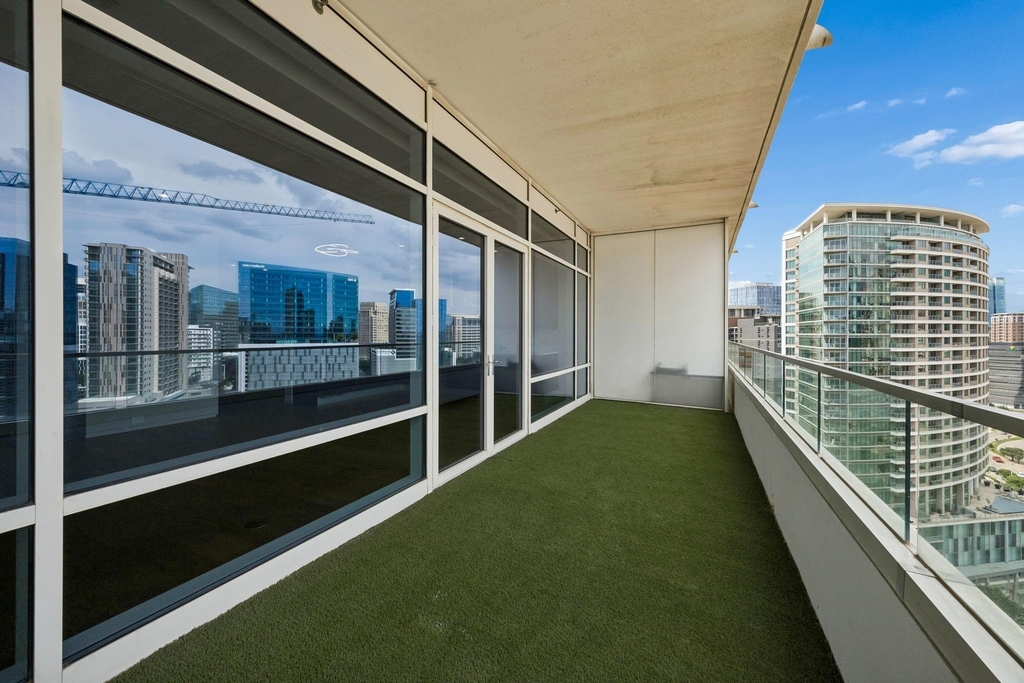 2430 Victory Park Lane - Photo 24