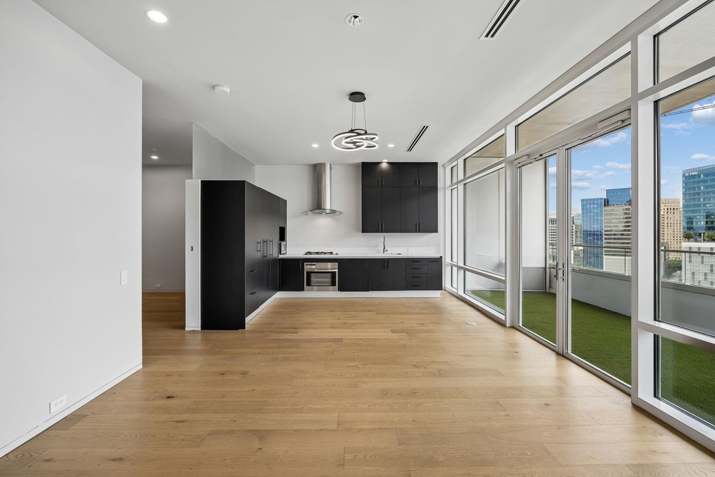 2430 Victory Park Lane - Photo 3