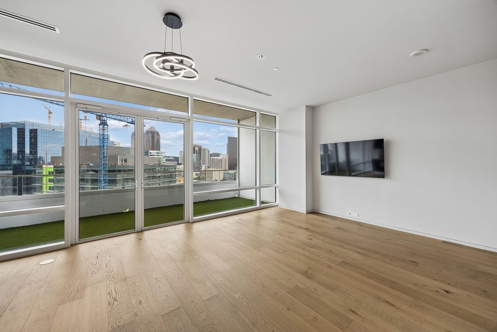 2430 Victory Park Lane - Photo 6