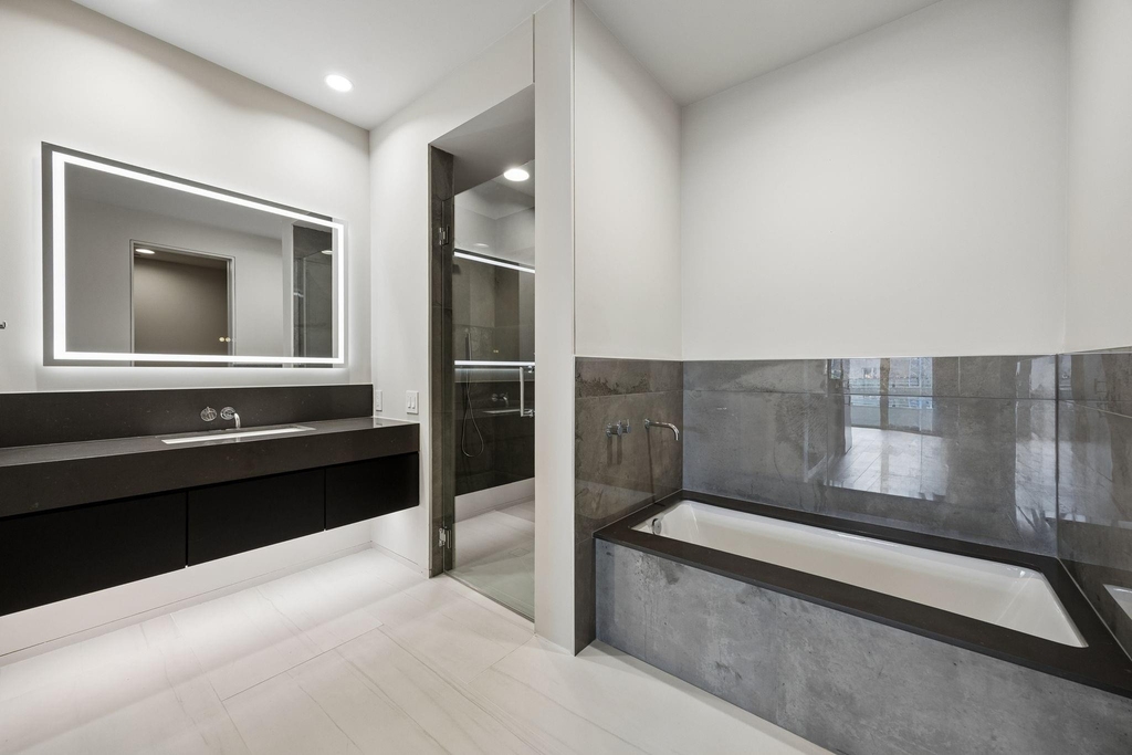 2430 Victory Park Lane - Photo 14