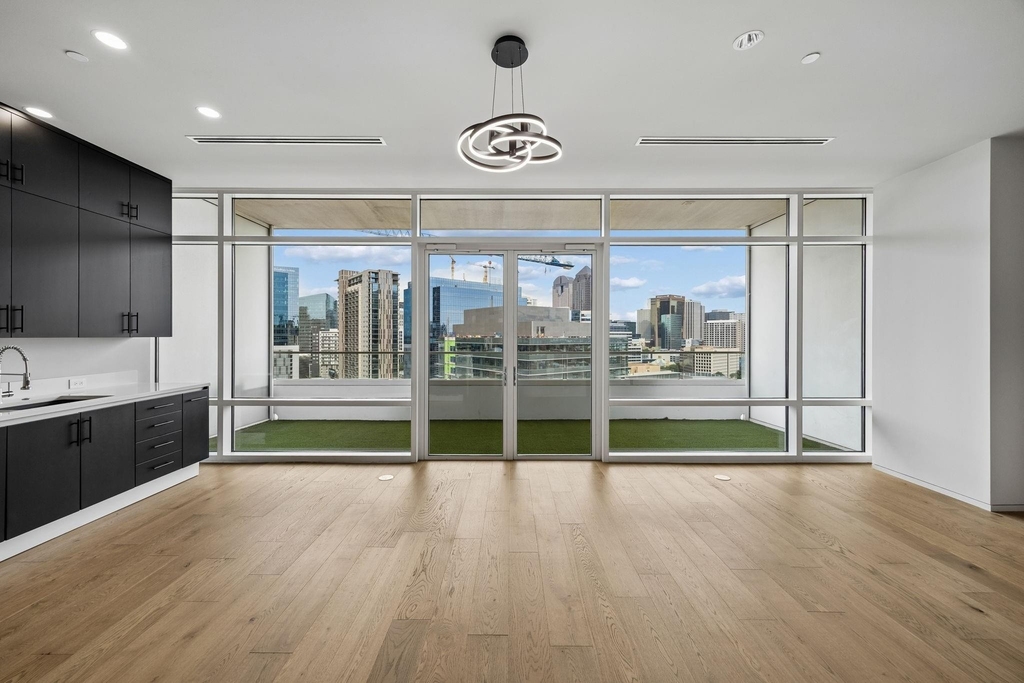 2430 Victory Park Lane - Photo 17