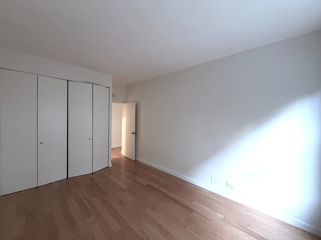 East 49th Street - Photo 3