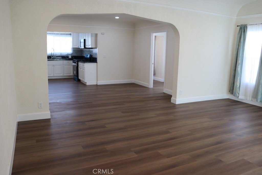 1917 W 74th - Photo 2
