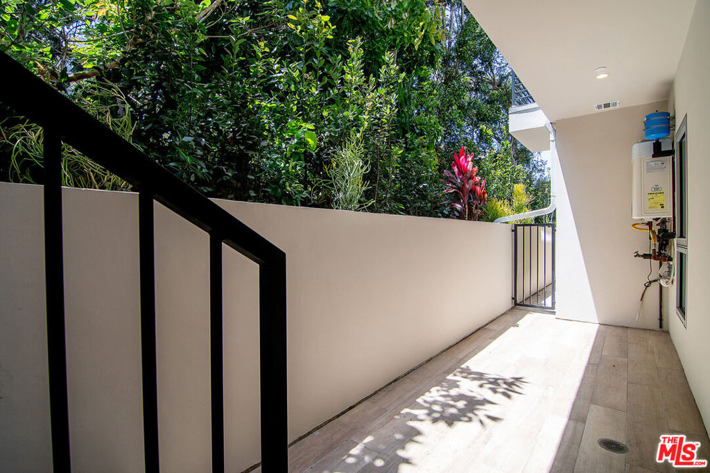 1236 N Fairfax Avenue - Photo 11
