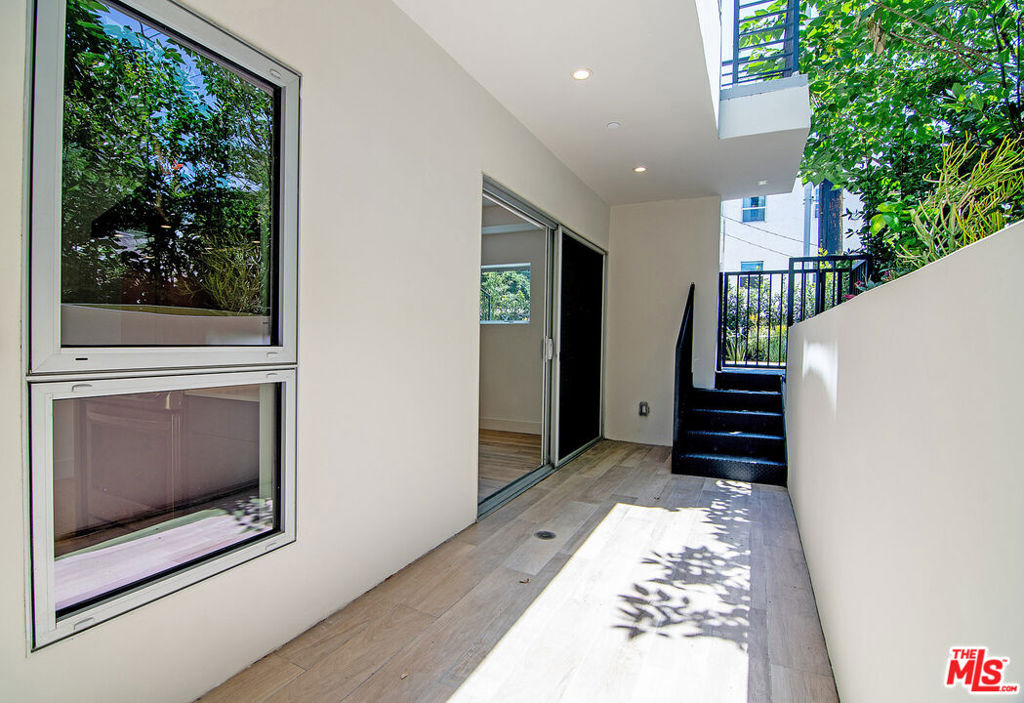 1236 N Fairfax Avenue - Photo 10