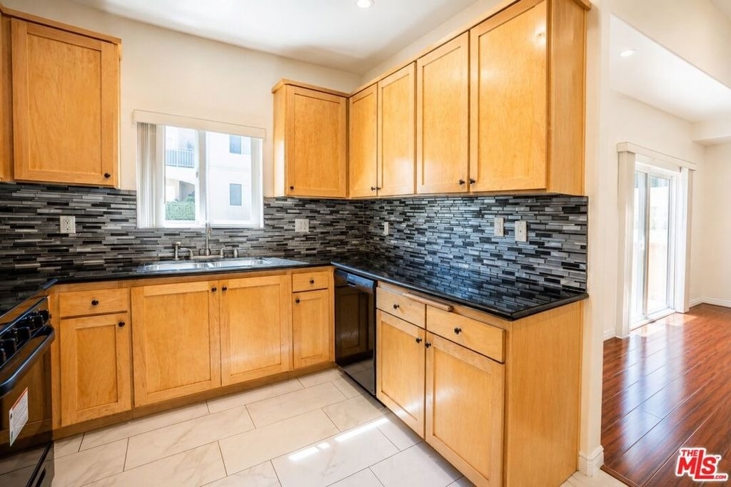12132 Hart Street - Photo 8