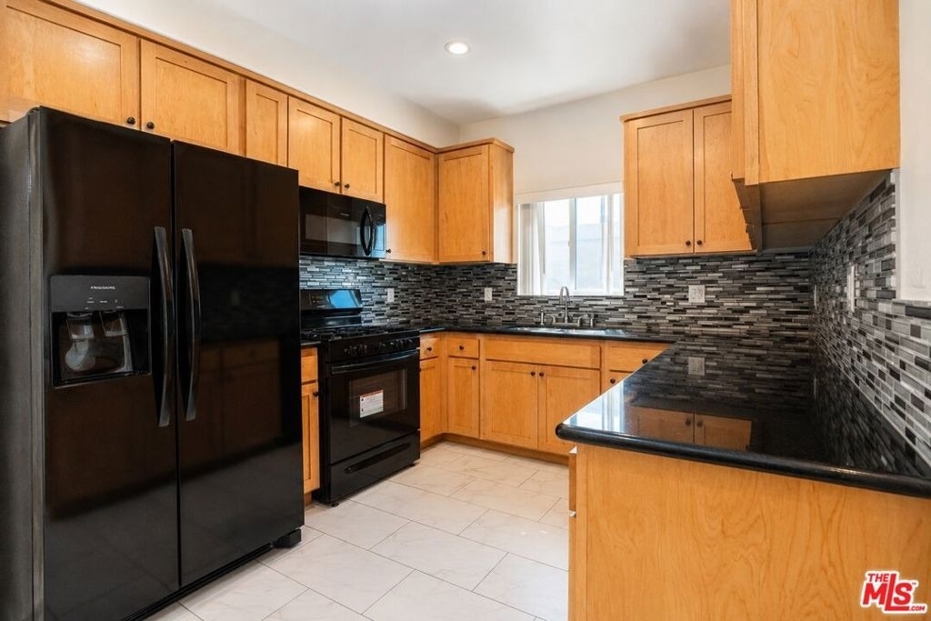 12132 Hart Street - Photo 7