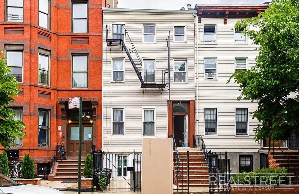 135 Quincy Street - Photo 4