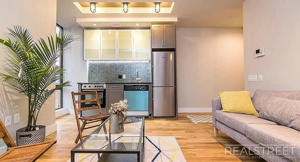 185 Leonard Street - Photo 3