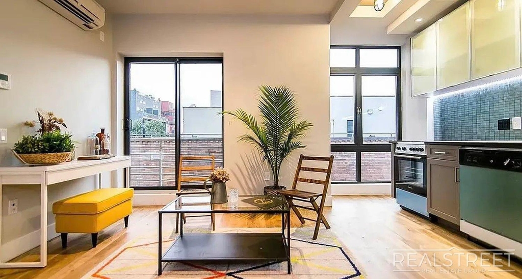 185 Leonard Street - Photo 2