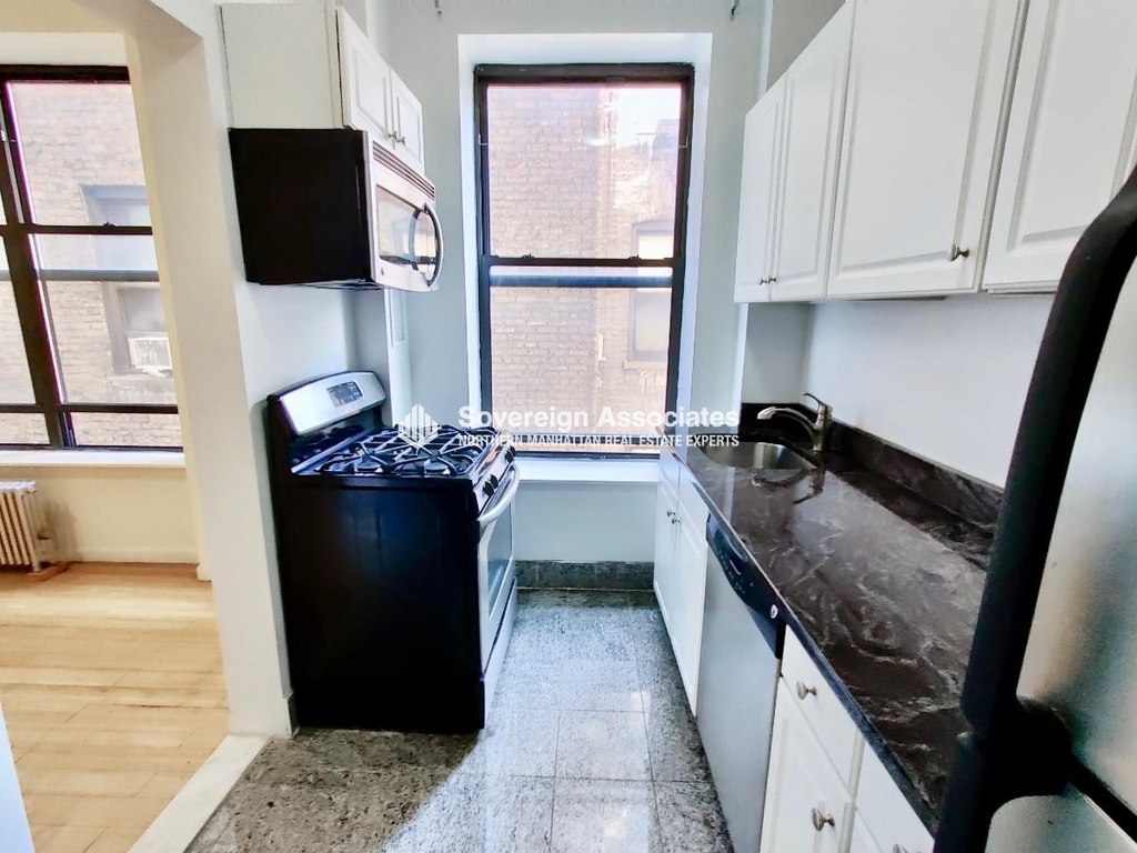 676 Riverside Drive - Photo 4