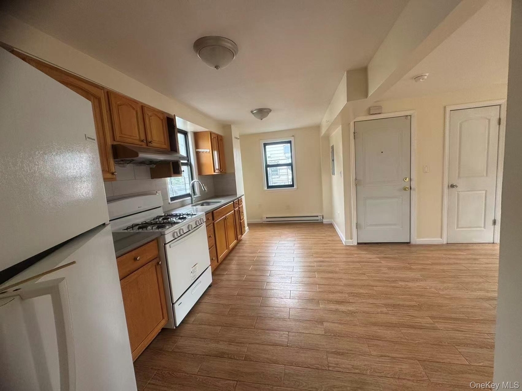 18-19 College Point Boulevard - Photo 0