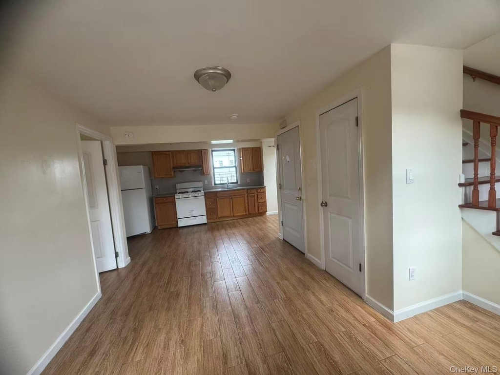 18-19 College Point Boulevard - Photo 2