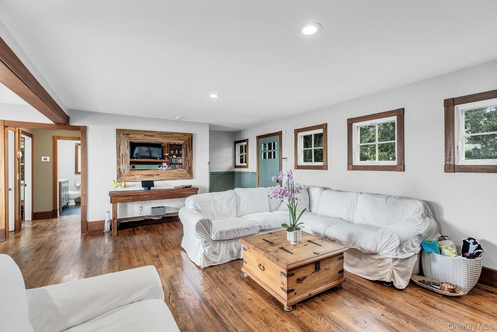 310 E Montauk Highway - Photo 10
