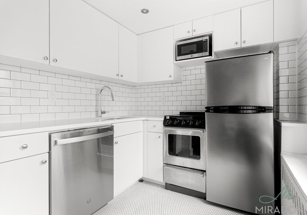 132 E 45th Street - Photo 2