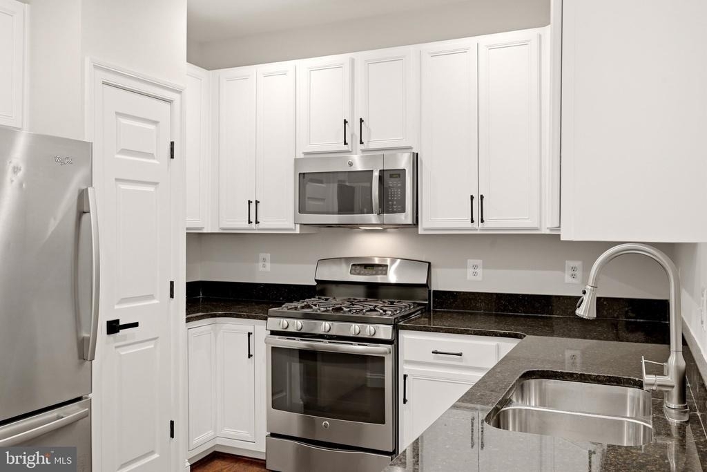 46368 Utica Square - Photo 10