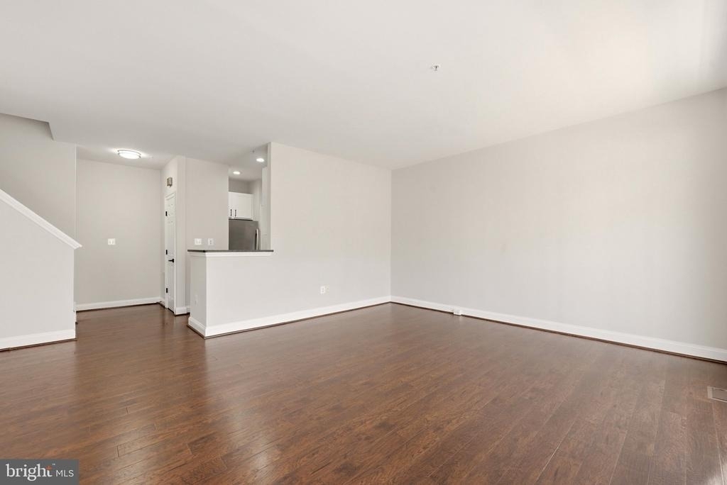46368 Utica Square - Photo 3