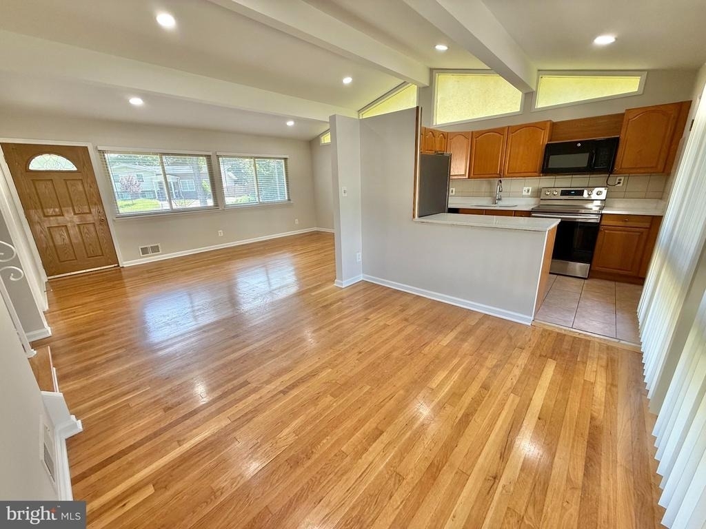 7700 Glenister Drive - Photo 4