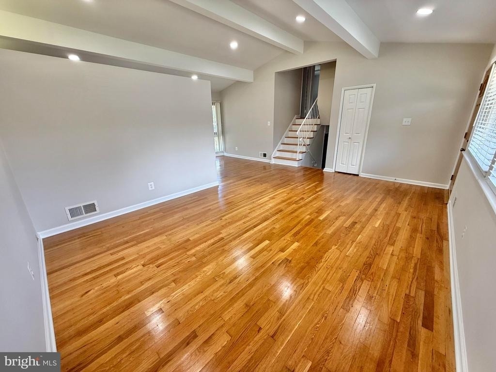 7700 Glenister Drive - Photo 2